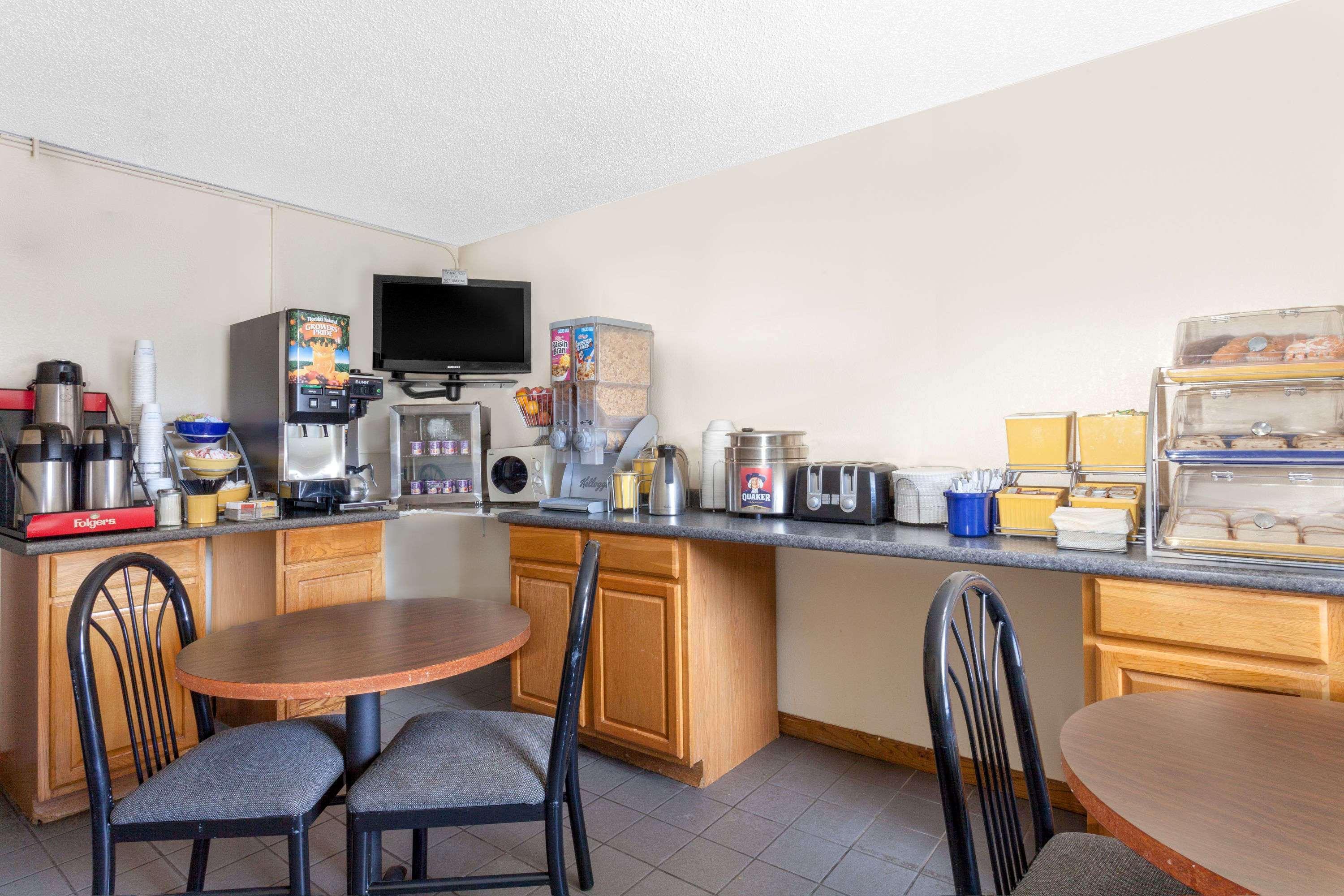 Days Inn By Wyndham Columbia Ne Fort Jackson מראה חיצוני תמונה