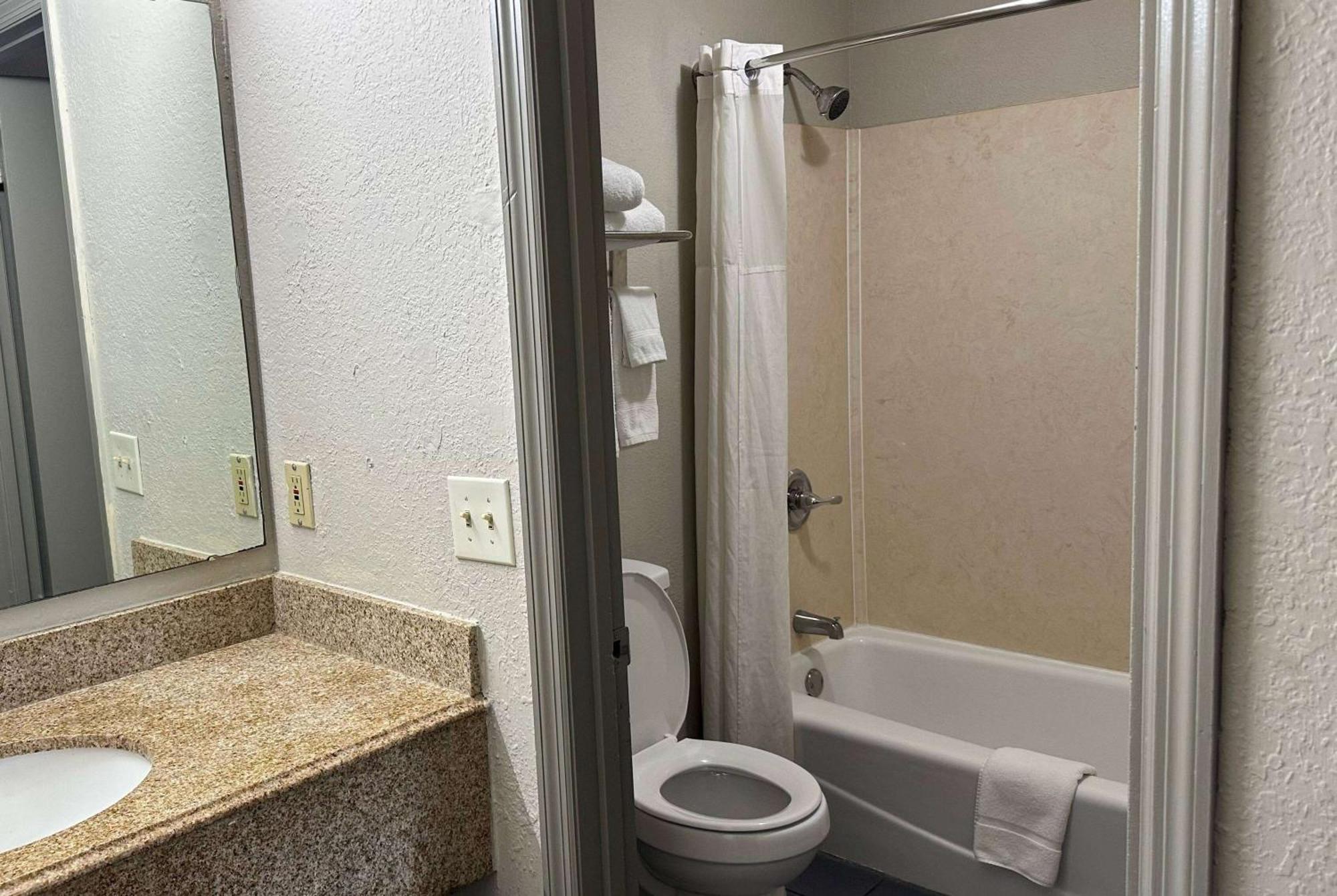Days Inn By Wyndham Columbia Ne Fort Jackson מראה חיצוני תמונה