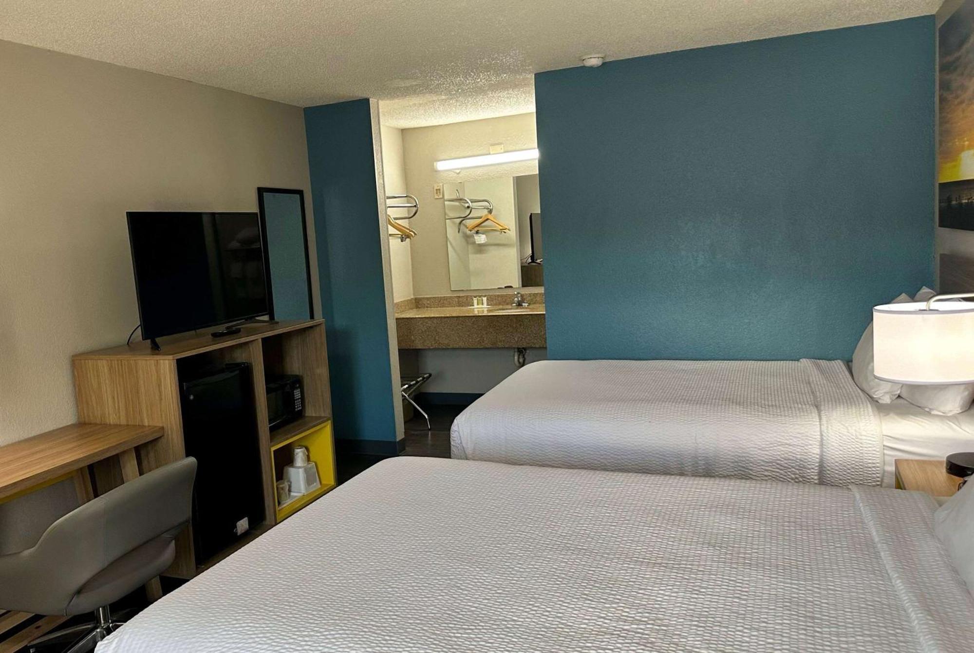 Days Inn By Wyndham Columbia Ne Fort Jackson מראה חיצוני תמונה